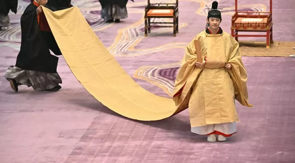 19岁日本“未来天皇”爆迷恋大7岁顶流女星？上大学后背着爹妈狂炫快餐爱唱K，想逃离当平民？-第1张图片-