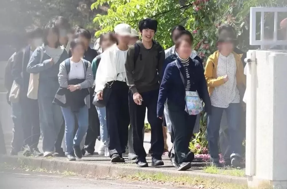 19岁日本“未来天皇”爆迷恋大7岁顶流女星？上大学后背着爹妈狂炫快餐爱唱K，想逃离当平民？-第13张图片-