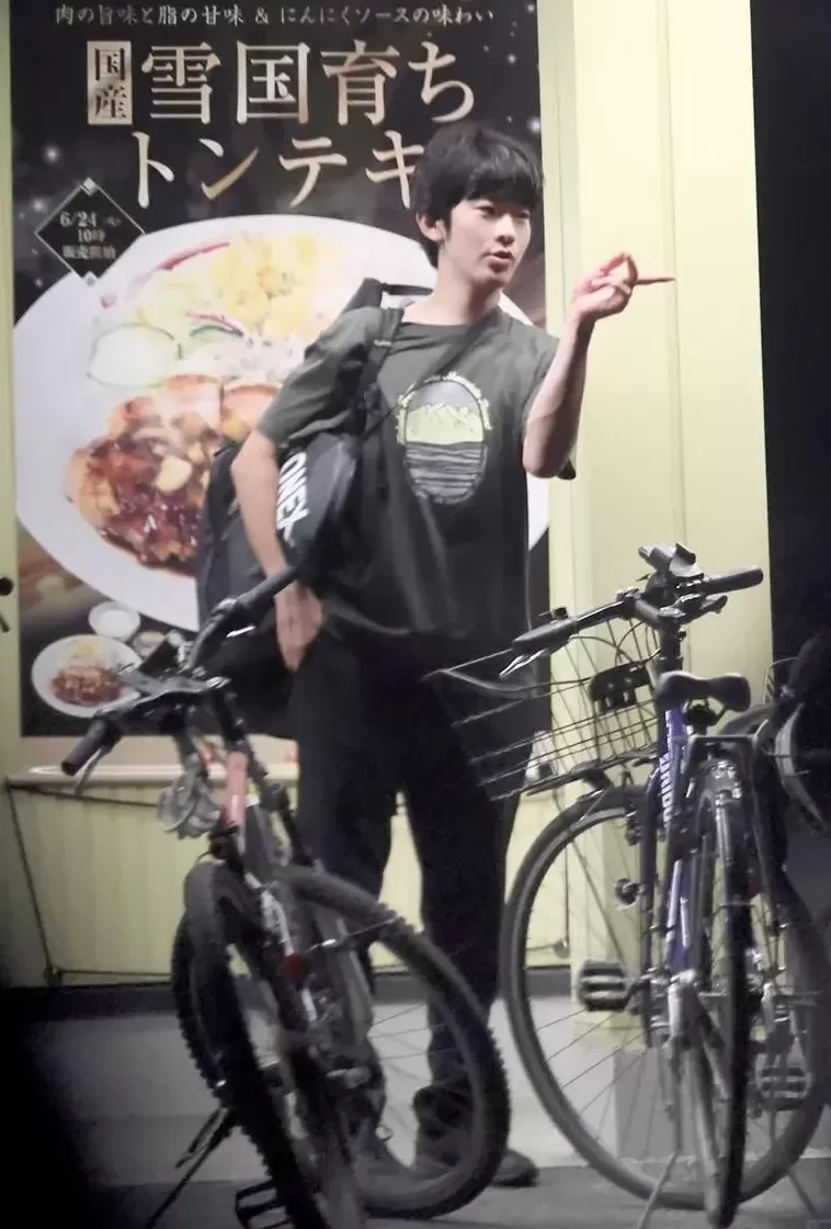 19岁日本“未来天皇”爆迷恋大7岁顶流女星？上大学后背着爹妈狂炫快餐爱唱K，想逃离当平民？-第15张图片-