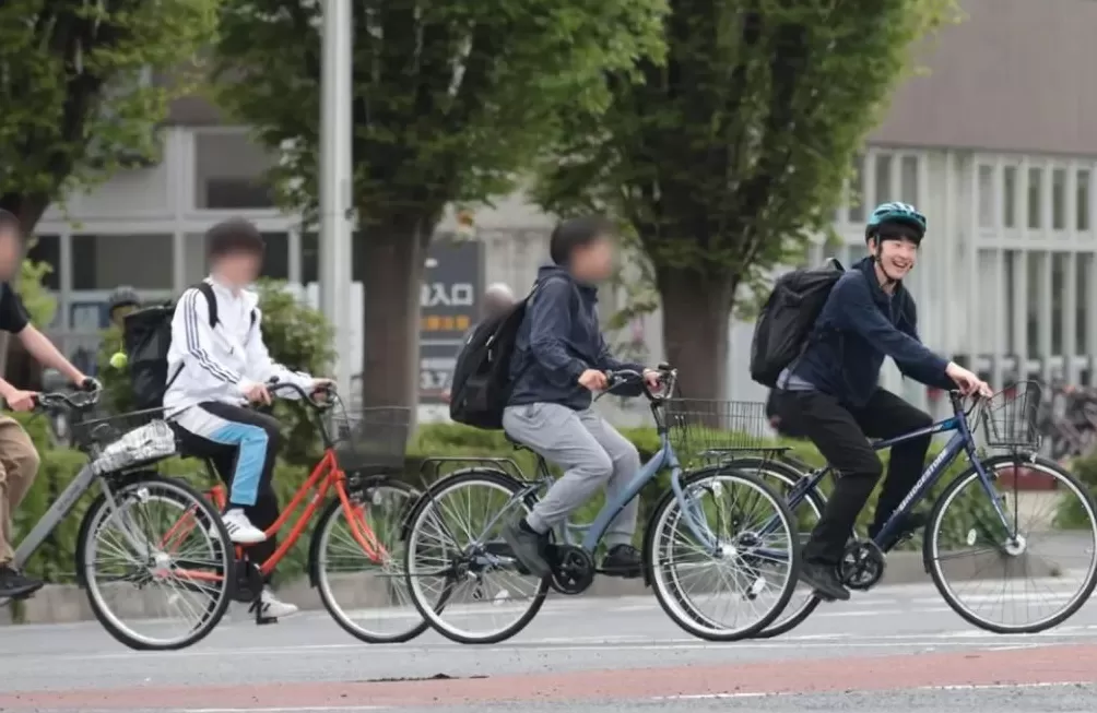 19岁日本“未来天皇”爆迷恋大7岁顶流女星？上大学后背着爹妈狂炫快餐爱唱K，想逃离当平民？-第14张图片-