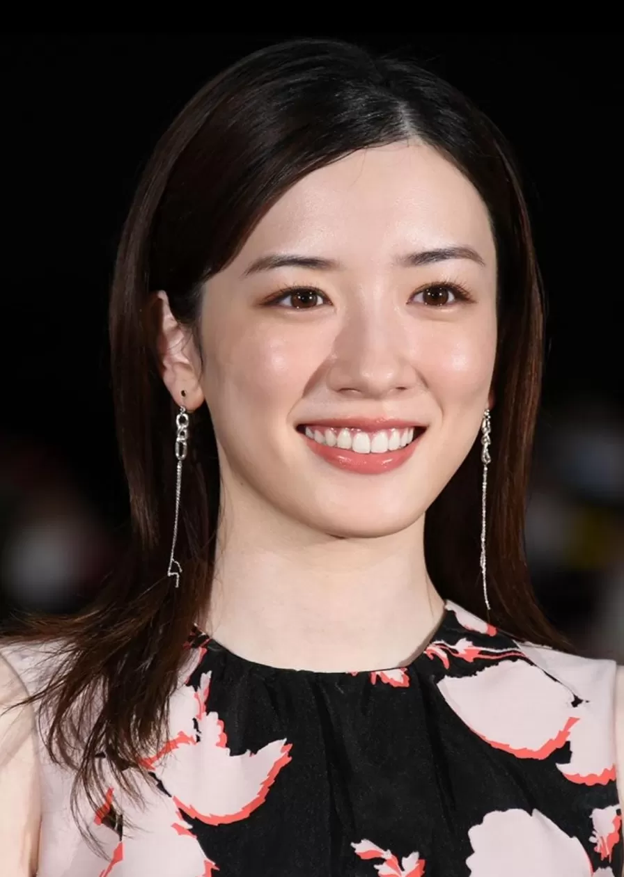 19岁日本“未来天皇”爆迷恋大7岁顶流女星？上大学后背着爹妈狂炫快餐爱唱K，想逃离当平民？-第16张图片-