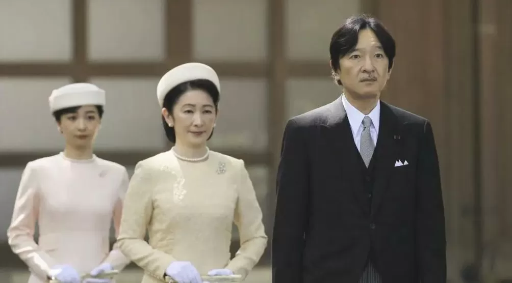 19岁日本“未来天皇”爆迷恋大7岁顶流女星？上大学后背着爹妈狂炫快餐爱唱K，想逃离当平民？-第22张图片-