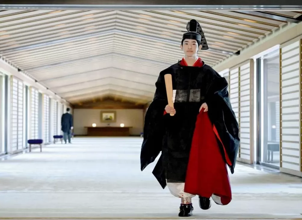 19岁日本“未来天皇”爆迷恋大7岁顶流女星？上大学后背着爹妈狂炫快餐爱唱K，想逃离当平民？-第21张图片-