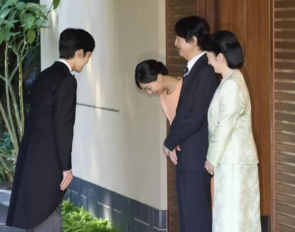 19岁日本“未来天皇”爆迷恋大7岁顶流女星？上大学后背着爹妈狂炫快餐爱唱K，想逃离当平民？-第23张图片-