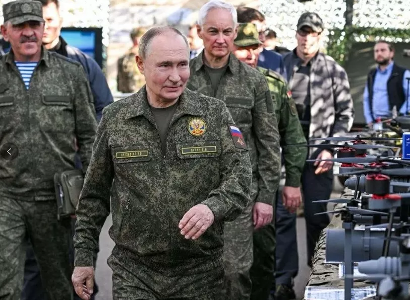 普京身着军装出席俄白“西方-2025”联合军演-第1张图片-