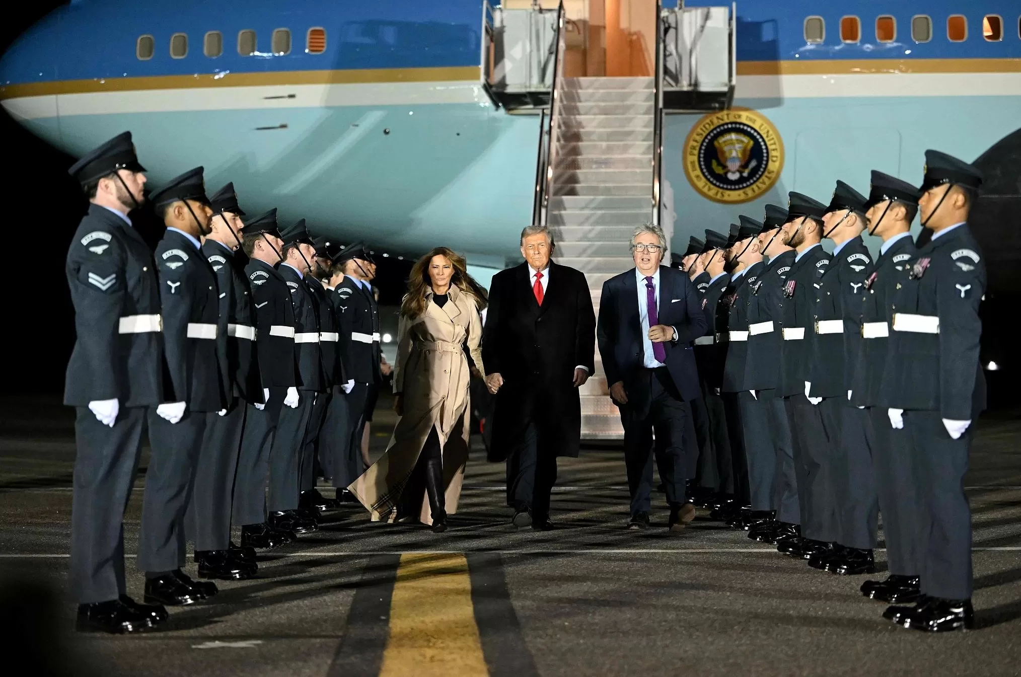 美国总统特朗普抵达英国，进行国事访问-第1张图片-
