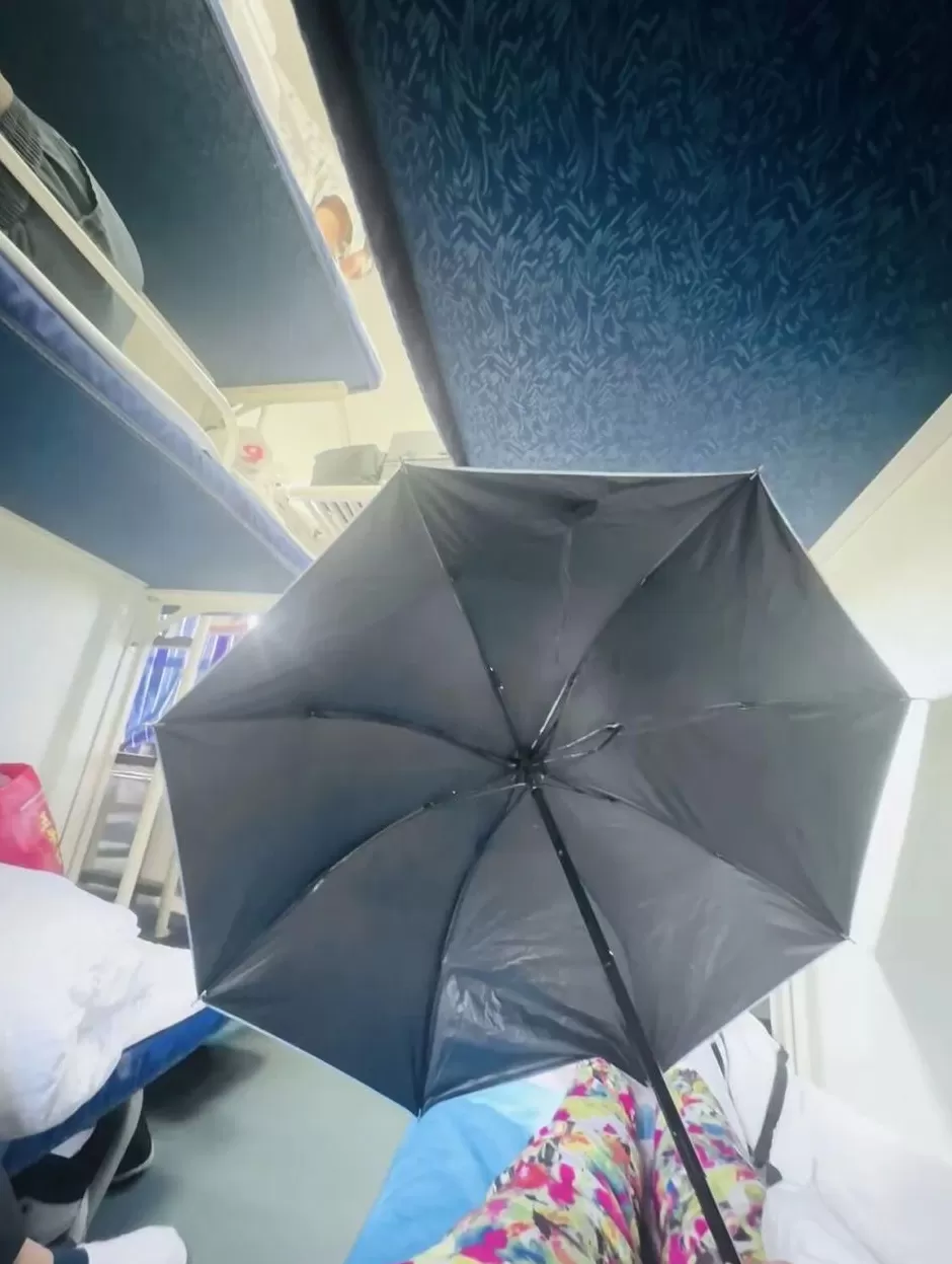 女乘客坐火车卧铺打伞遮隐私，12306回应-第1张图片-
