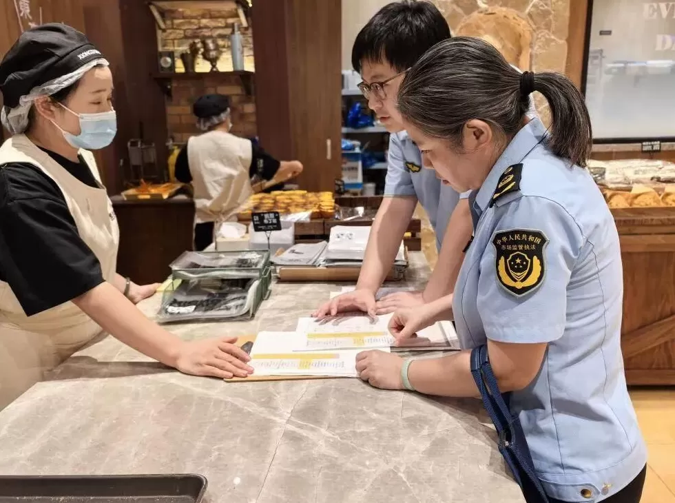 上海网红面包店深夜大量丢弃面包，价格还不便宜！市监局突击检查，网友吵翻了-第4张图片-