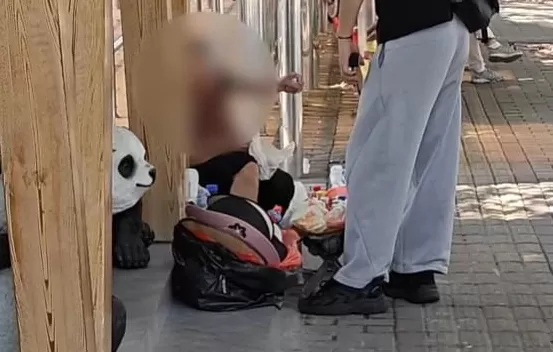 上海知名景区门口有人卖不明饮料,不少游客中招,城管部门已介入调查-第4张图片- 上海知名景区门口有人卖不明饮料,不少游客中招,城管部门已介入调查-第4张图片-