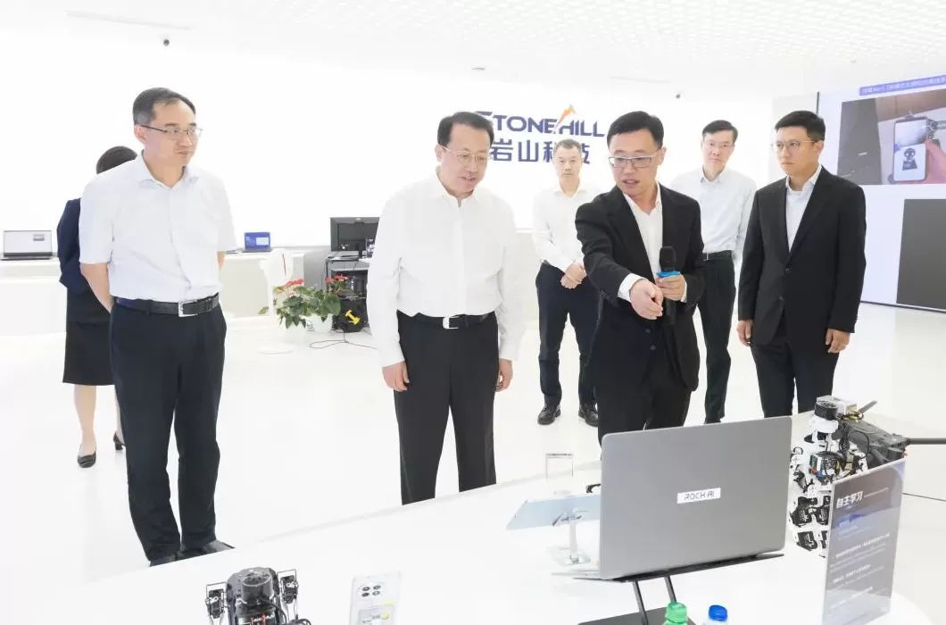 推动科技创新与产业创新深度融合,支持经营主体抢抓产业变革机遇!龚正调研人工智能产业-第2张图片- 推动科技创新与产业创新深度融合,支持经营主体抢抓产业变革机遇!龚正调研人工智能产业-第2张图片-