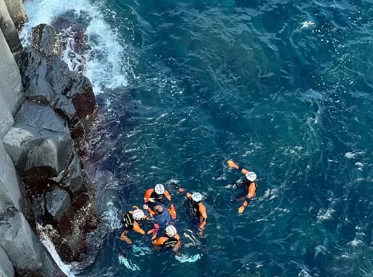 中国游客在日本徒手爬峭壁救落水者，救人者回应：像跑了一场马拉松-第2张图片-