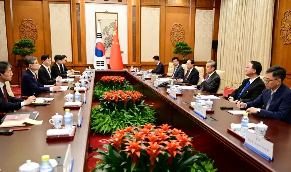 王毅同韩国外长赵显会谈-第2张图片-