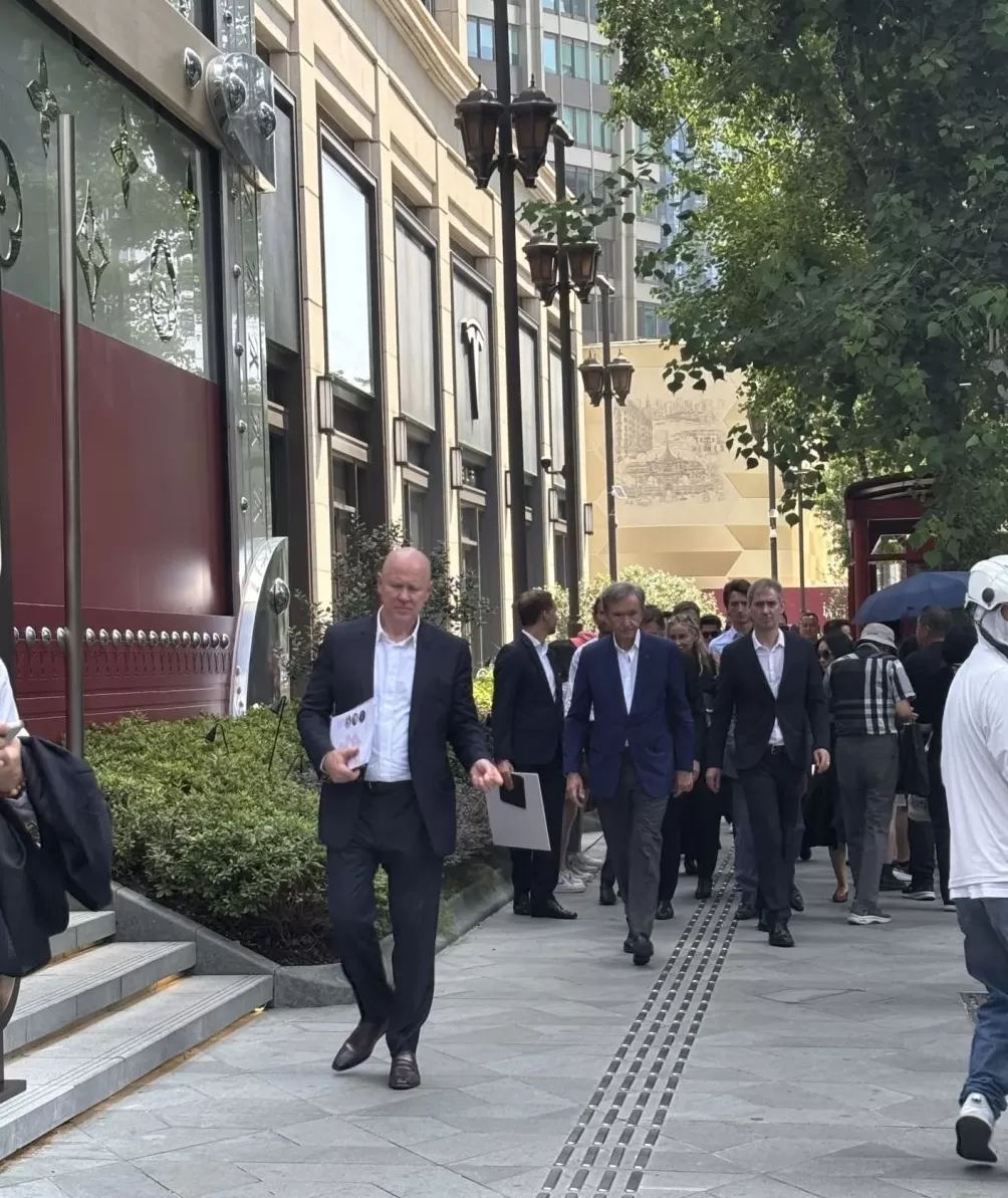 登船，打卡，点赞！ LVMH董事长阿尔诺现身上海，参观“路易号”巨轮-第3张图片-