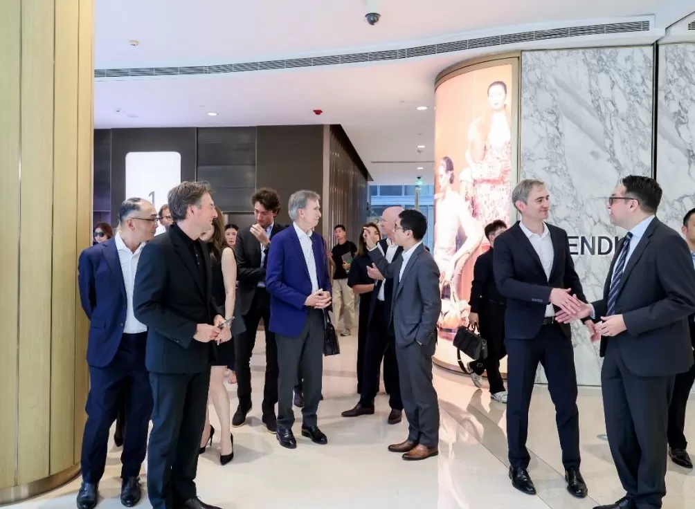 登船，打卡，点赞！ LVMH董事长阿尔诺现身上海，参观“路易号”巨轮-第4张图片-