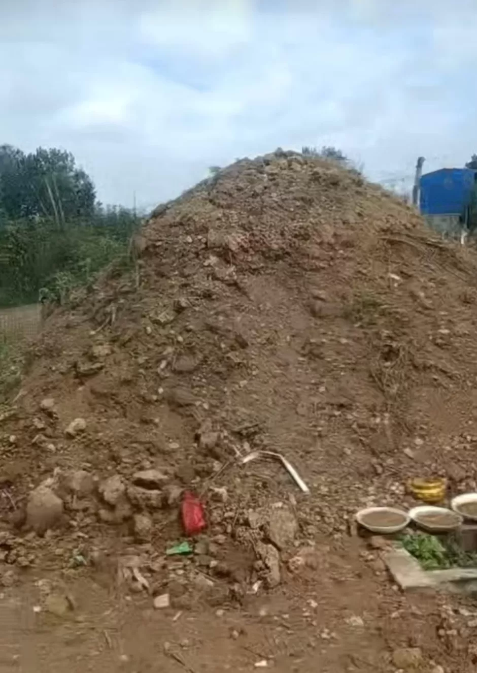 河南一公职人员在他人农田里修坟？方城县多方回应-第1张图片-