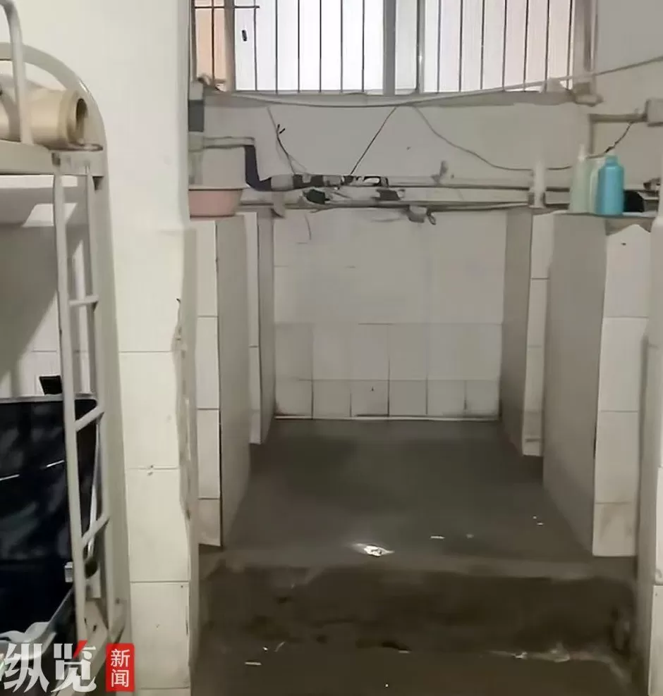 网友反映湖南一学校将公共厕所改成宿舍让学生居住，屋内四个蹲便都是半敞开，多方回应-第2张图片-