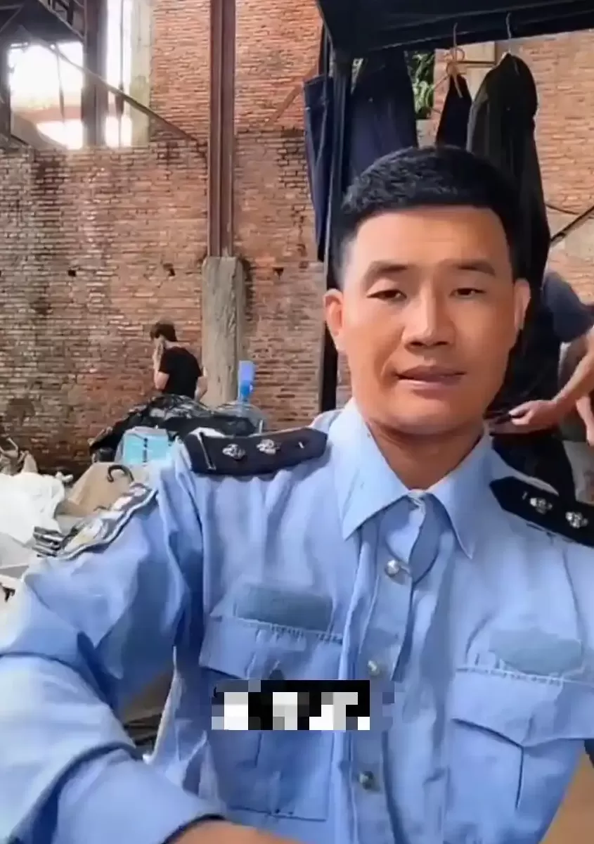 “嘎子哥”谢孟伟千万粉丝快手账号被封，此前身着警服直播带货被行政拘留7日-第3张图片-