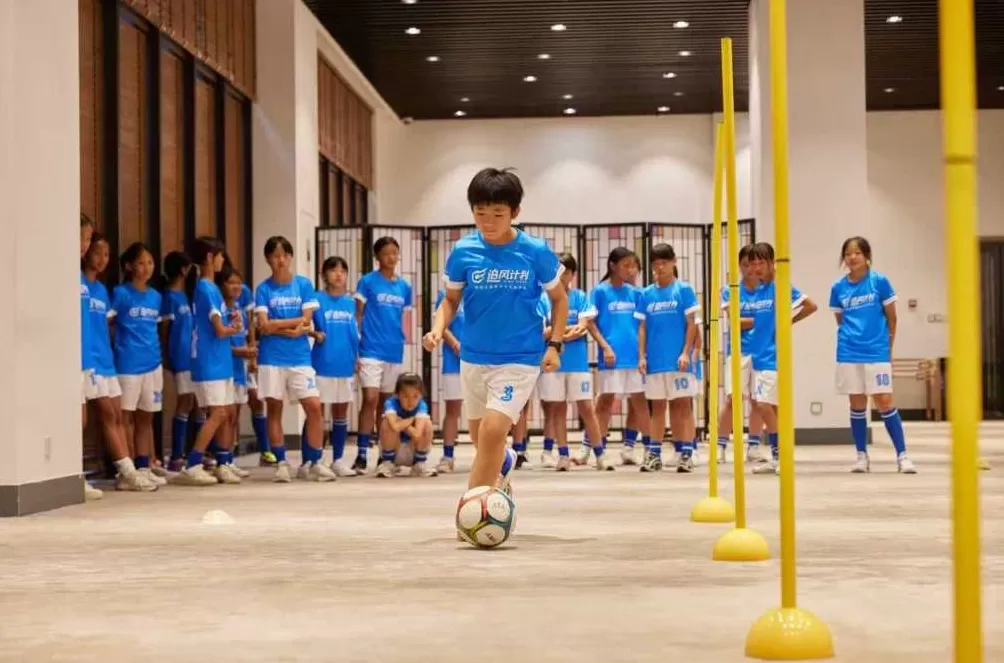 深一度｜他们为乡村足球女孩撑起一片天-第8张图片-