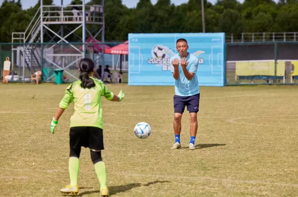深一度｜他们为乡村足球女孩撑起一片天-第11张图片-