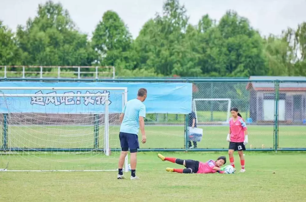 深一度｜他们为乡村足球女孩撑起一片天-第12张图片-
