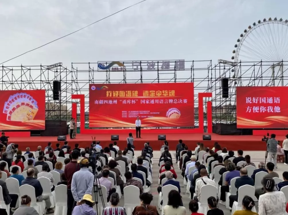 砥砺奋进七十载天山南北谱华章|湖水映雅丹戈壁藏奇观乌伦古湖海上魔鬼城的焕新路-第3张图片-