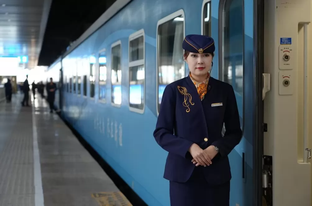 砥砺奋进七十载天山南北谱华章|湖水映雅丹戈壁藏奇观乌伦古湖海上魔鬼城的焕新路-第4张图片-