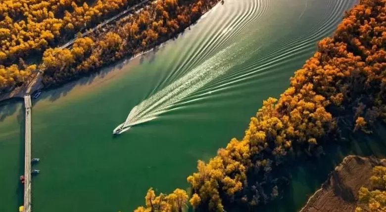 砥砺奋进七十载天山南北谱华章|湖水映雅丹戈壁藏奇观乌伦古湖海上魔鬼城的焕新路-第5张图片-