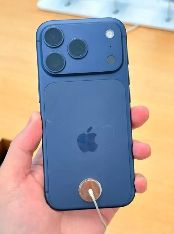 苹果线下店摆出iPhone17系列真机：铝合金机身首日即已伤痕累累-第1张图片-