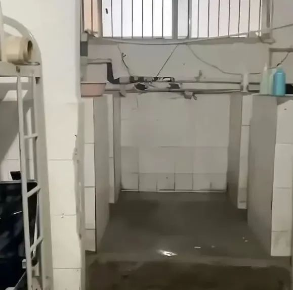 永州一学校通报“公厕改宿舍”：澡堂改造而成，已整改停用并分流学生-第1张图片-