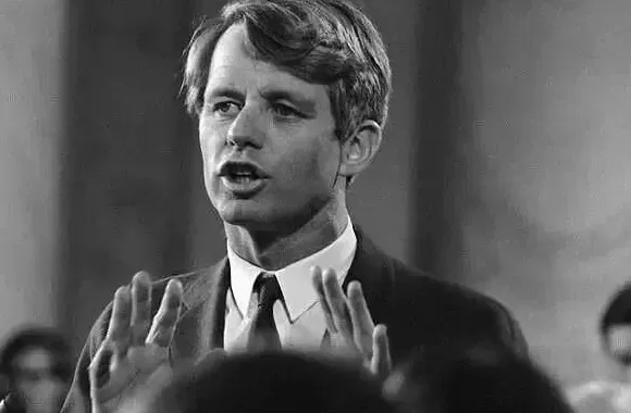 枪杀柯克嫌疑人聊天记录曝光！历史上美国那些倒在枪口下的政界人物-第9张图片-