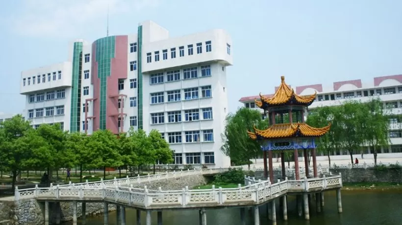 湖南一中专将公厕改成学生宿舍？校方：系澡堂改造而成，已停用并整改-第1张图片-