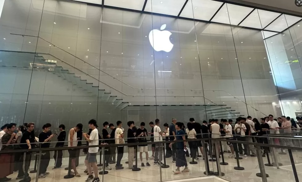 苹果iPhone17开售:黄牛围堵门店“接头”交易,ProMax加价近千元成爆款-第1张图片- 苹果iPhone17开售:黄牛围堵门店“接头”交易,ProMax加价近千元成爆款-第1张图片-