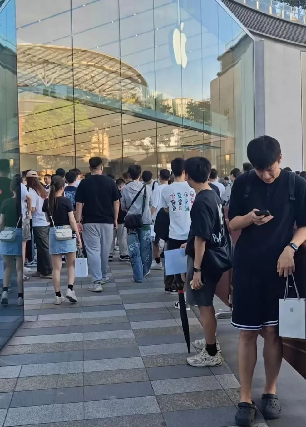 苹果iPhone17开售:黄牛围堵门店“接头”交易,ProMax加价近千元成爆款-第2张图片- 苹果iPhone17开售:黄牛围堵门店“接头”交易,ProMax加价近千元成爆款-第2张图片-