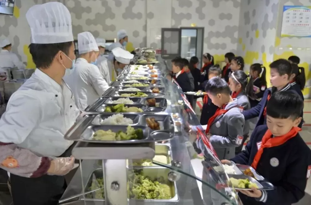 校园餐，校长也得一起吃-第1张图片-