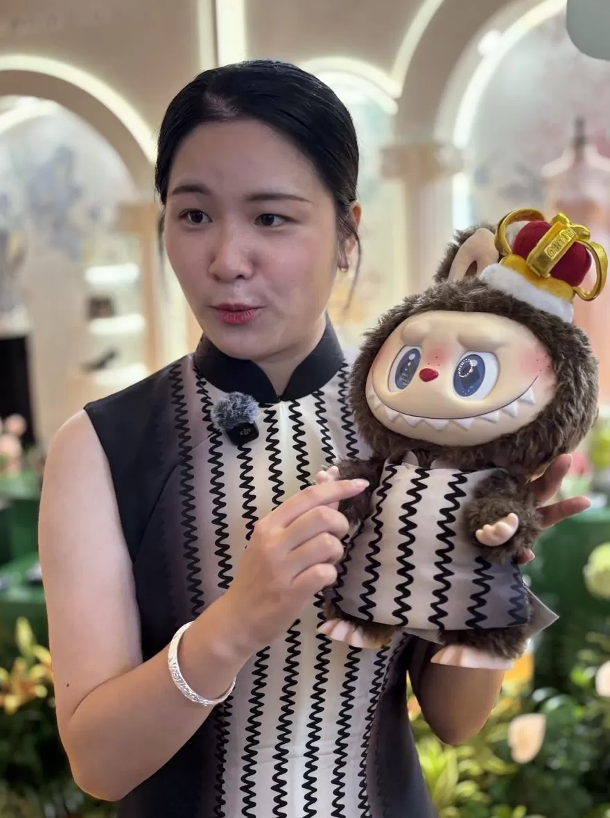 老字号给Labubu穿上非遗旗袍，“玲娜贝儿、Jellycat都可来定制”-第1张图片-