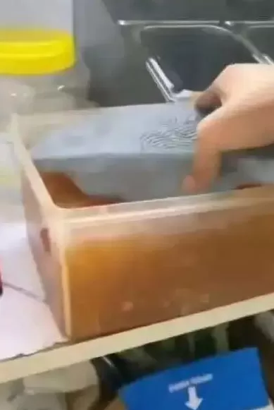 深圳一奶茶店员工将拖鞋放入配料盆：已被行拘，门店停业整改-第1张图片-