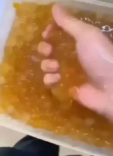 深圳一奶茶店员工将拖鞋放入配料盆：已被行拘，门店停业整改-第2张图片-