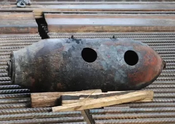 香港街头一工地疑现二战时炸弹，长约1.3米、直径0.5米，警方封锁现场-第1张图片-