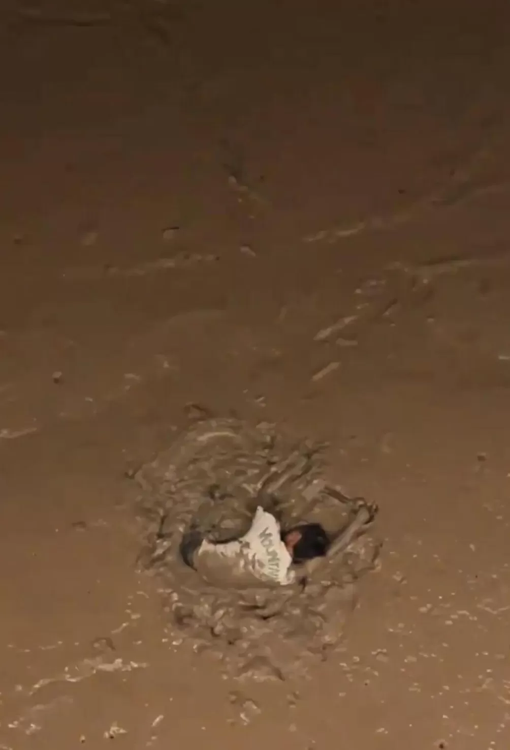 男子从温州一大桥跳下，没想到正值退潮江中无水，身体陷入淤泥中无法脱身-第1张图片-