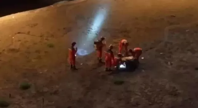 男子从温州一大桥跳下，没想到正值退潮江中无水，身体陷入淤泥中无法脱身-第5张图片-