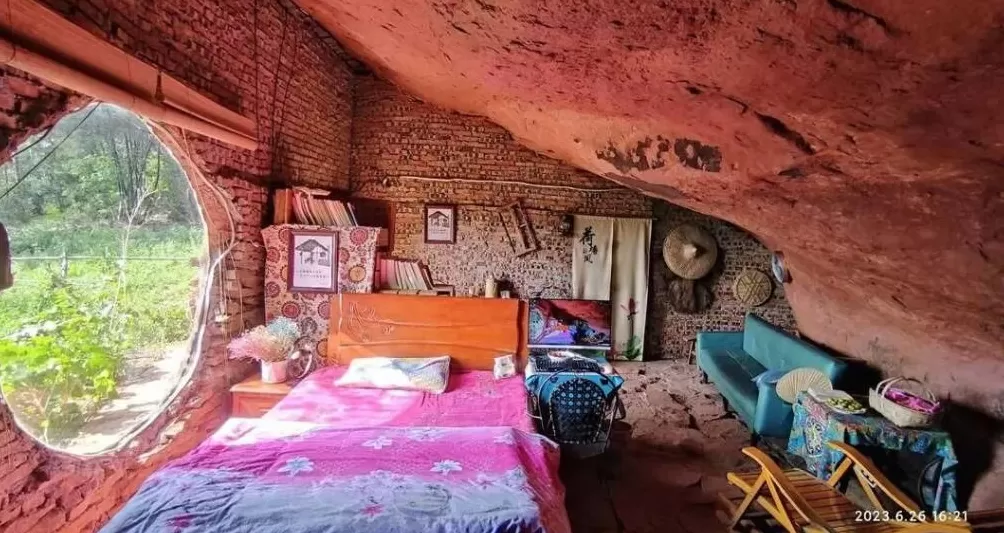 四川35岁男子欠债35万崖下洞居5年，水电气都有，月开销三五百元，相关负责人：没有相关规定明确禁止这种行为-第1张图片-