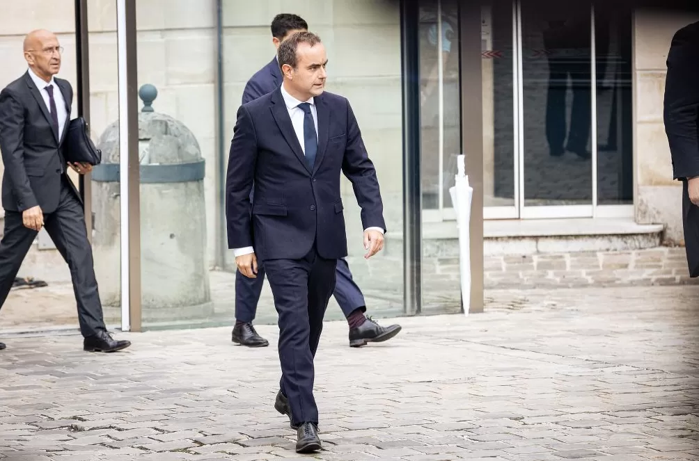 新总理甫上任就遭下马威，马克龙这些年给法国总理挖了多少坑-第1张图片-