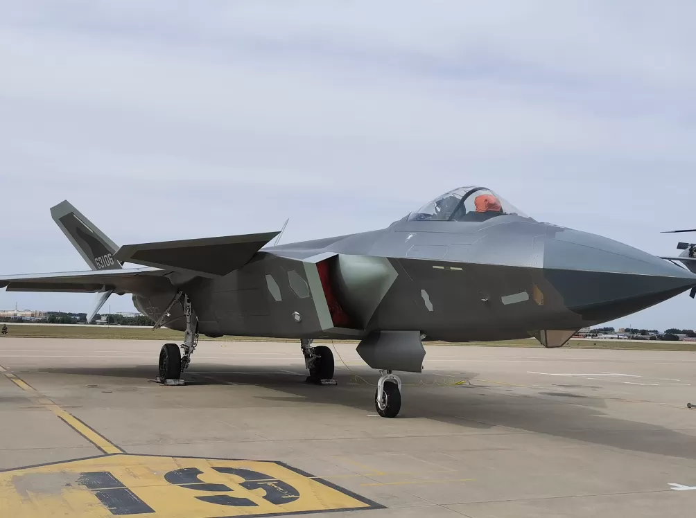 多图｜近距离多角度直击！歼-20首次进行地面静态展示-第1张图片-