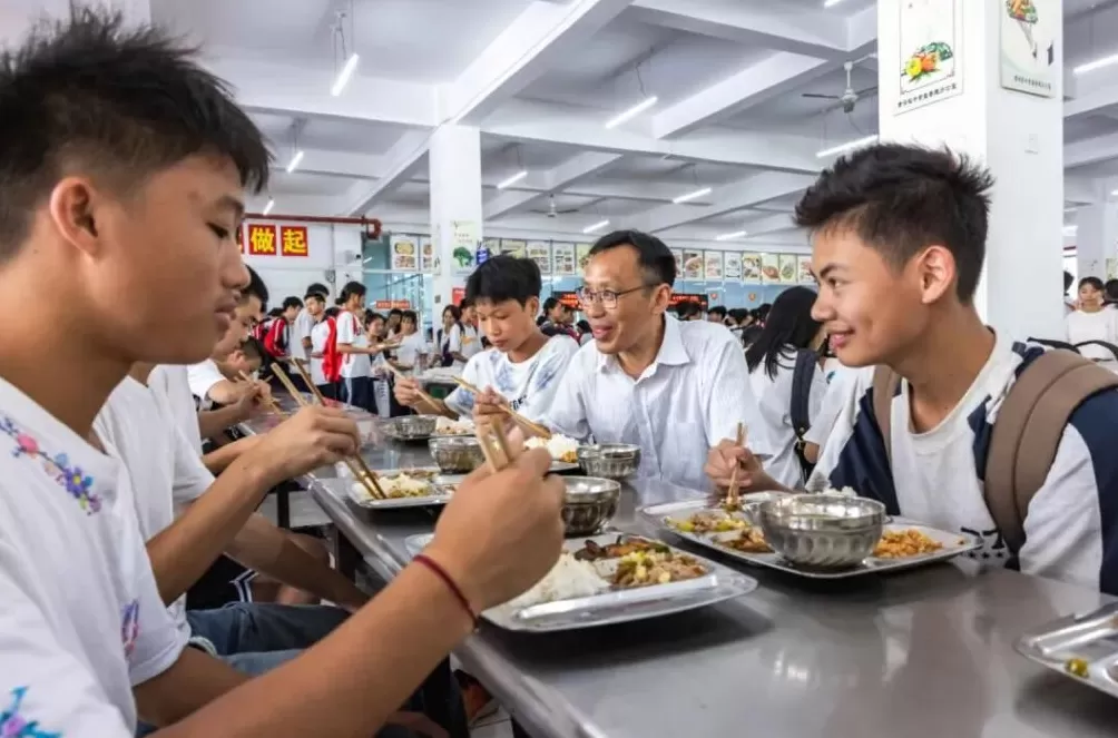 “学校饭菜有异味”，上海家长急了-第1张图片-