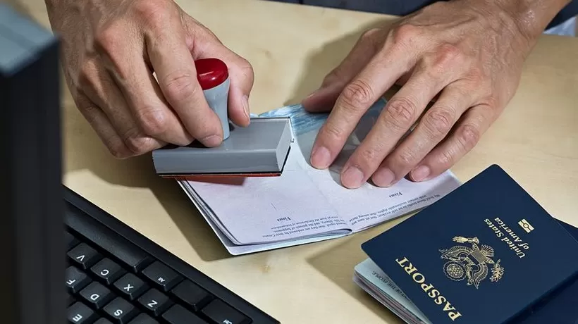 特朗普宣布对H-1B签证增收10万美元费用，冲击科技行业-第1张图片-