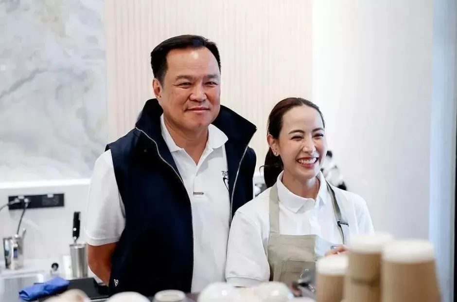 她开了一家咖啡馆,却意外成为总理夫人-第1张图片- 她开了一家咖啡馆,却意外成为总理夫人-第1张图片-