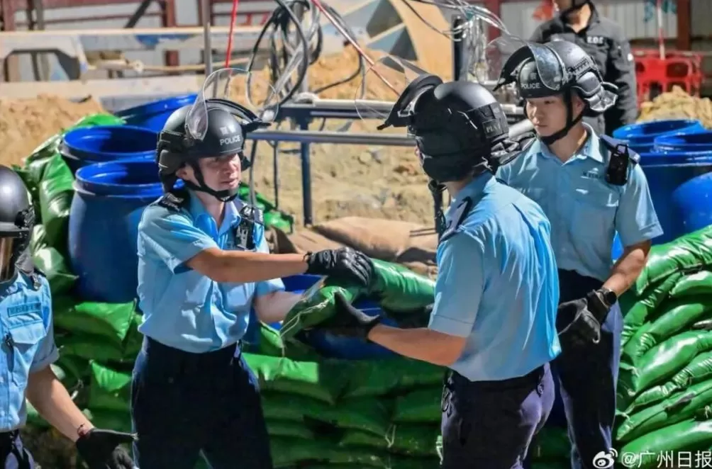 现场画面公布！香港战时遗留炸弹拆除完成，耗时12个小时，现场一度传出爆炸声-第7张图片-