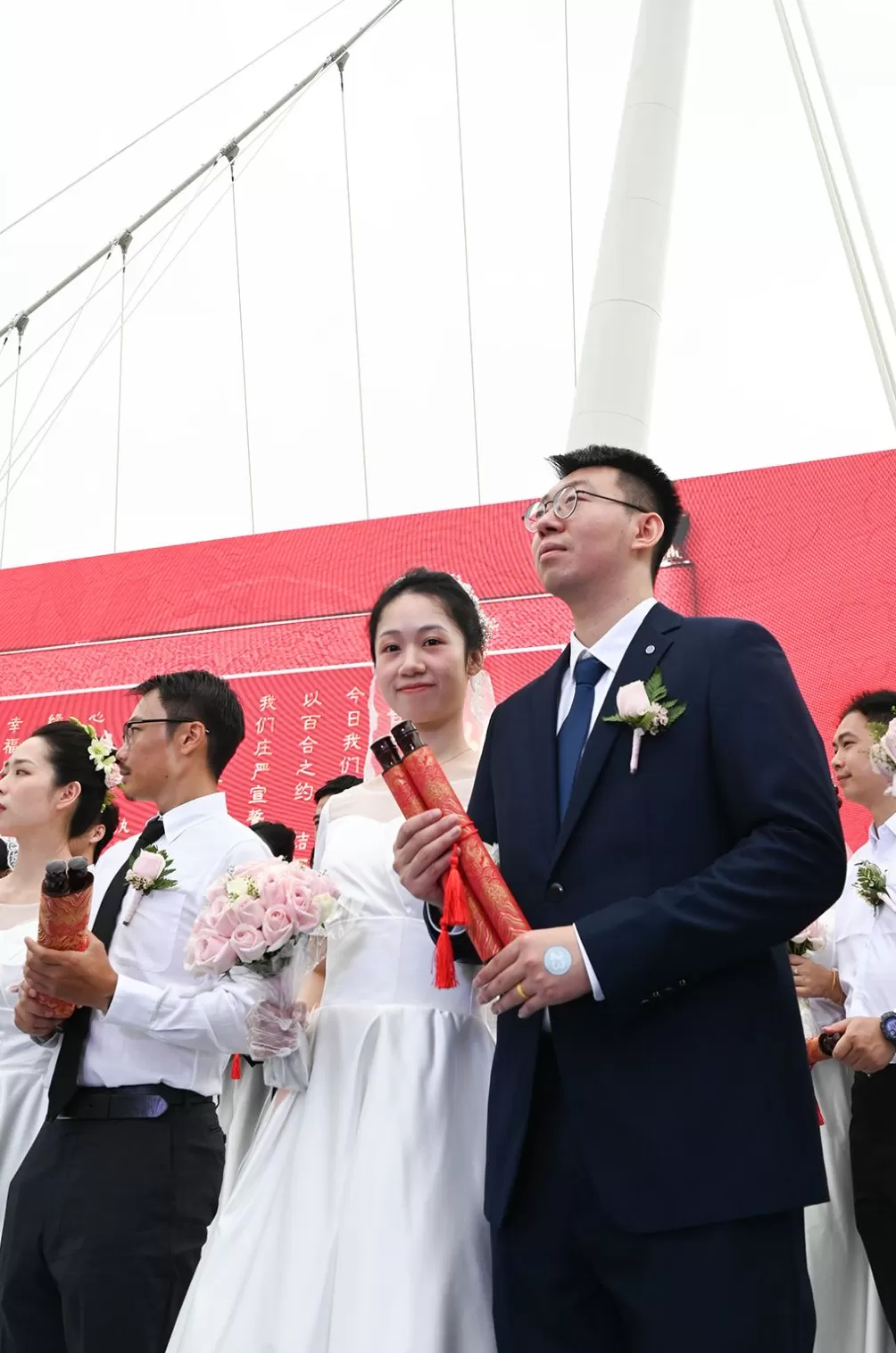 魔都眼︱苏河婚典：百位新人在百合桥许下爱的承诺-第2张图片-