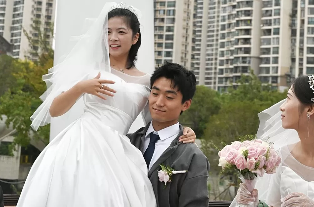 魔都眼︱苏河婚典：百位新人在百合桥许下爱的承诺-第5张图片-