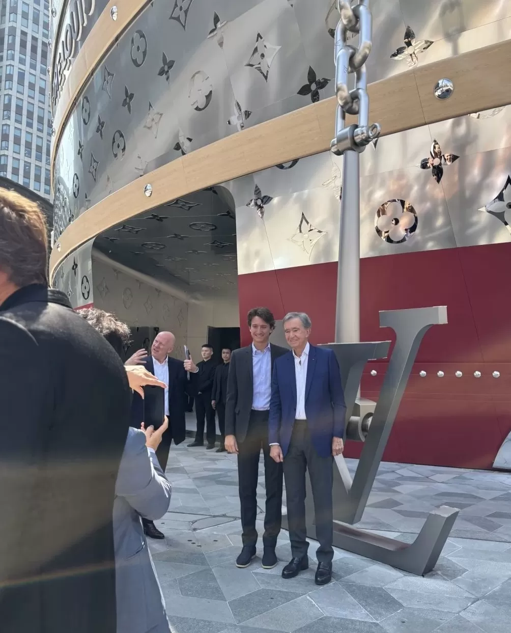 “街头”的意义：当LVMH董事长登上魔都新晋地标“路易号”-第2张图片-